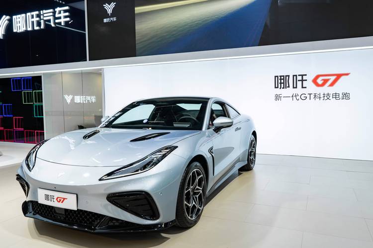 深圳39哪吒汽车在智能汽车领域的表现，领途汽车在新能源汽车市场中的影响力